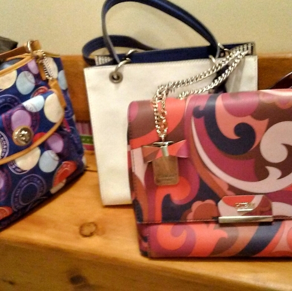 Handbags - Picture 5 of 16